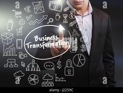 Business, tecnologia Internet e il concetto di rete. Business man lavorando sulla tavoletta del futuro, selezionare sul display virtuale: business transfor Foto Stock