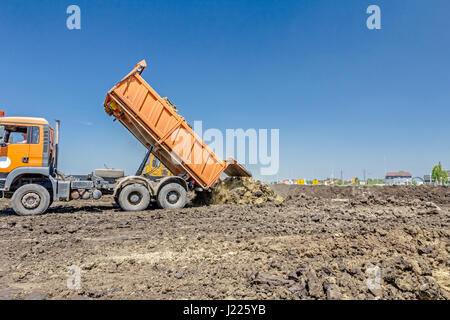 Ruote pesanti stanno lavorando al sito in costruzione. Foto Stock