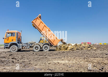 Ruote pesanti stanno lavorando al sito in costruzione. Foto Stock