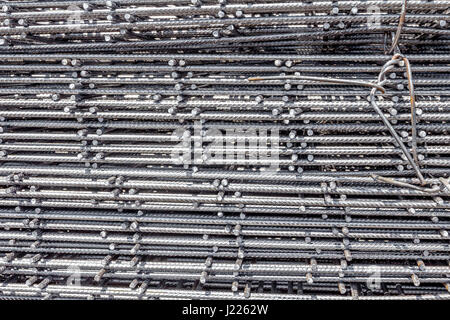 Picchi di griglia REBAR, RINFORZANDO MAGLIA, barre in acciaio impilati per la costruzione. Foto Stock