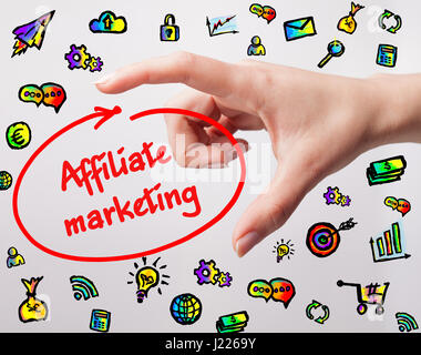 Tecnologia, internet, business e marketing. Giovane donna di affari la scrittura parola: Affiliate marketing Foto Stock