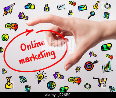 Tecnologia, internet, business e marketing. Giovane donna di affari di parola di scrittura: marketing online Foto Stock