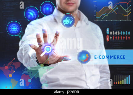 Business, tecnologia Internet e il concetto di rete. Business man lavorando sulla tavoletta del futuro, selezionare sul display virtuale: E-commerce Foto Stock