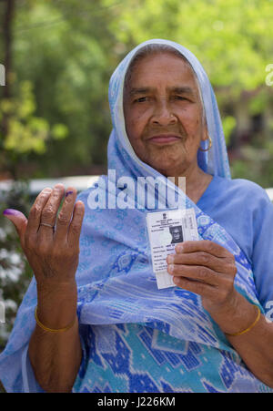 Nuova Delhi - Aprile 23, 2017: Nuova Delhi elezioni 2017 Una donna mostra il suo inchiostro colorato dito indice dopo la colata del suo voto per le elezioni MCD 2017. Foto Stock