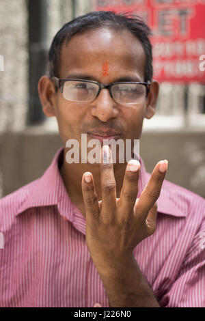 Nuova Delhi - Aprile 23, 2017: Nuova Delhi elezioni 2017 Un uomo mostra il suo inchiostro colorato dito indice dopo la fusione il suo voto per le elezioni MCD 2017. Foto Stock