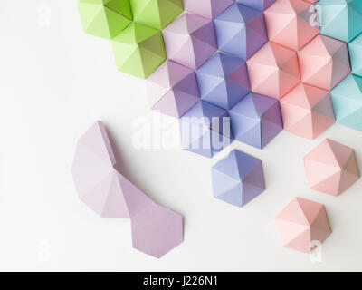 Esagonale a piramide di carta è dispiegata Foto Stock