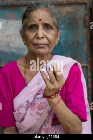 Nuova Delhi - Aprile 23, 2017: Nuova Delhi elezioni 2017 Una donna mostra il suo inchiostro colorato dito indice dopo la colata del suo voto per le elezioni MCD 2017. Foto Stock