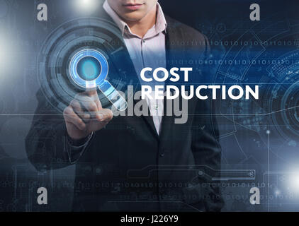 Business, tecnologia Internet e il concetto di rete. Business man lavorando sulla tavoletta del futuro, selezionare sul display virtuale: la riduzione dei costi Foto Stock