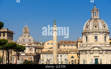 Colonna Traiana (Colonna di Traiano) e la chiesa del Santissimo Nome di Maria al Foro di Traiano a Roma, Italia Foto Stock