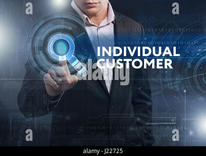 Business, tecnologia Internet e il concetto di rete. Business man lavorando sulla tavoletta del futuro, selezionare sul display virtuale: individuali personalizzati Foto Stock