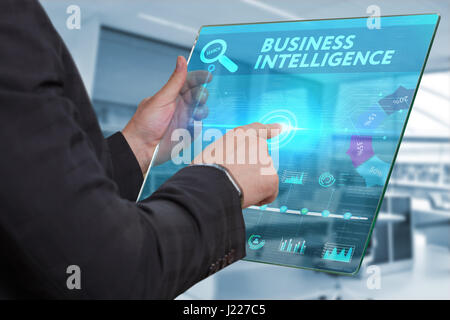 Business, tecnologia Internet e il concetto di rete. Business man lavorando sulla tavoletta del futuro, selezionare sul display virtuale: Business intellig Foto Stock