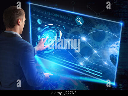 Imprenditore premendo high tech tipo di pulsanti moderno su un sfondo virtuale Foto Stock