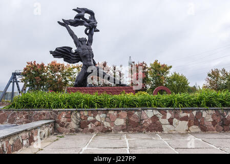 Prometeo monumento davanti della centrale nucleare di Cernobyl nella zona di alienazione area, Ucraina Foto Stock