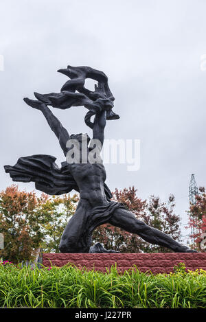 Prometeo monumento davanti della centrale nucleare di Cernobyl nella zona di alienazione area, Ucraina Foto Stock