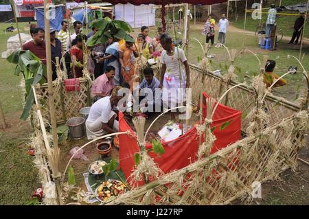Festival di onorare le divinità Garia - 21/04/2017 - India / Tripura / Agartala - INDIA, TRIPURA-aprile 21:sacerdote offrendo puja in anteriore : Dio Garia-, uno dei più grandi annuale festival religiosi principalmente dei tribali in Tripura il 21 aprile 2017. Una tre giorni di festival di onorare le divinità Garia si tiene ogni anno il primo giorno del calendario indù mese di 'Vaisakh' (la metà di aprile). - Abhisek Saha / Le Pictorium Foto Stock