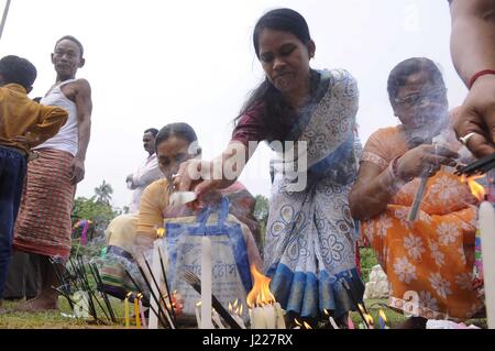 Festival per onorare la divinità Garia - 21/04/2017 - India / Tripura / Agartala - INDIA, TRIPURA-APRILE 21:i devoti tribali illuminano le candele durante la puja di fronte al Dio Garia, uno dei più grandi festival religiosi annuali principalmente dei tribali a Tripura il 21 Aprile 2017. Una festa di tre giorni per onorare la divinità Garia si svolge ogni anno il primo giorno del mese di calendario indù di 'Vaisakh' (metà aprile). - Abhisek Saha / le Pictorium Foto Stock