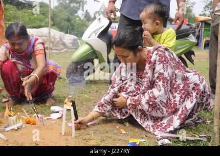 Festival per onorare la divinità Garia - 21/04/2017 - India / Tripura / Agartala - INDIA, TRIPURA-APRILE 21:i devoti tribali illuminano le candele durante la puja di fronte al Dio Garia, uno dei più grandi festival religiosi annuali principalmente dei tribali a Tripura il 21 Aprile 2017. Una festa di tre giorni per onorare la divinità Garia si svolge ogni anno il primo giorno del mese di calendario indù di 'Vaisakh' (metà aprile). - Abhisek Saha / le Pictorium Foto Stock