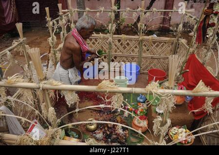 Festival di onorare le divinità Garia - 21/04/2017 - India / Tripura / Agartala - INDIA, TRIPURA-aprile 21:sacerdote offrendo puja in anteriore : Dio Garia-, uno dei più grandi annuale festival religiosi principalmente dei tribali in Tripura il 21 aprile 2017. Una tre giorni di festival di onorare le divinità Garia si tiene ogni anno il primo giorno del calendario indù mese di 'Vaisakh' (la metà di aprile). - Abhisek Saha / Le Pictorium Foto Stock