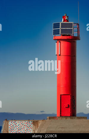 Faro rosso sulla diga frangiflutti a Riga, Europa Foto Stock