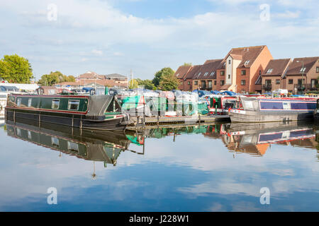 Case moderne cercando su barche ormeggiate al castello di Marina, Nottingham, Inghilterra, Regno Unito Foto Stock