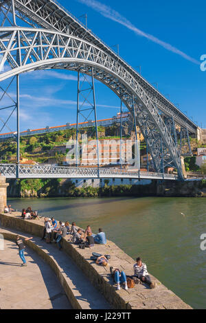 Porto Portugal Ribeira, vista dei turisti che si rilassano in un pomeriggio estivo accanto al fiume Douro sul Cais da Ribeira, nel centro di Porto, in Europa. Foto Stock