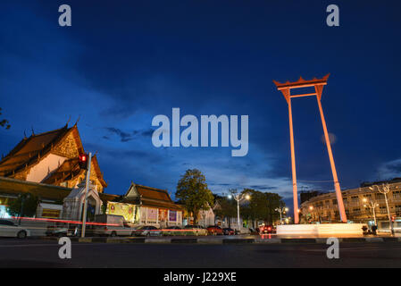 Il Gigante oscillazione durante le ore di colore blu a Bangkok, in Thailandia Foto Stock