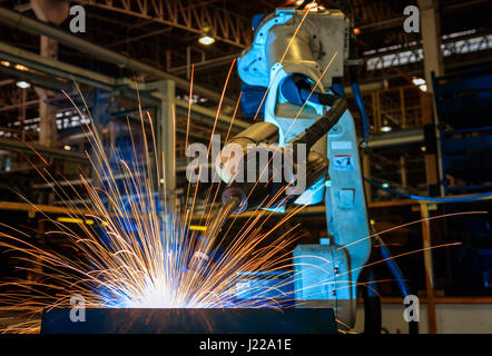 Eseguire una prova di funzionamento robot di saldatura in fabbrica Foto Stock