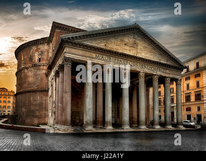 Ancien Pantheon e cielo nuvoloso di sunrise in Roma, Italia Foto Stock