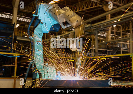 Il movimento del robot di saldatura in fabbrica Foto Stock