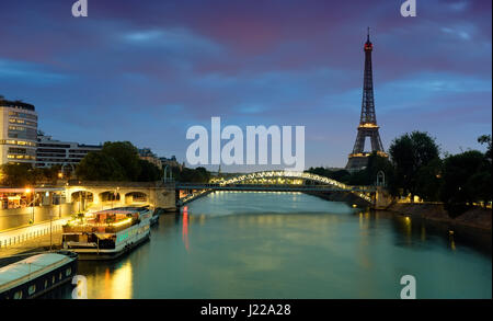 Paesaggio di Parigi con la vista sulla Torre Eiffel e Pont Rouelle di prima mattina, Francia Foto Stock