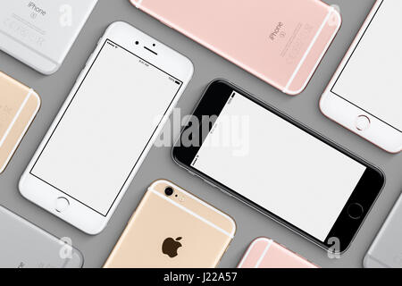 Varna, Bulgaria - 10 Marzo 2016: Set di Apple IPHONE 6s mockup top view flat lay con schermo bianco e lato posteriore giace sulla superficie grigia. Alta qualità Foto Stock