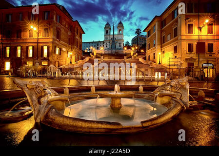 Scalinata di piazza di Spagna e Fontana della Barcaccia a Roma al mattino presto, Italia Foto Stock