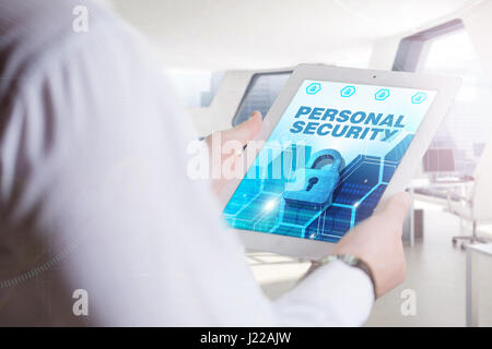 Business, tecnologia Internet e il concetto di rete. Giovane uomo d affari, lavorando sulla tavoletta del futuro, selezionare sul display virtuale: Personal S Foto Stock