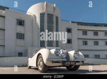 Art Deco Jaguar XK 120 al di fuori dell'art deco Midland hotel in Mrecambe. Foto Stock