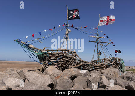 Driftwood replica la nave dei pirati sulla spiaggia di Hoylake sul Wirral. La Perla Nera. Pirate Art. Foto Stock