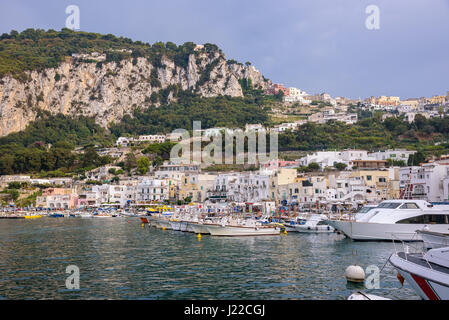 Barche ormeggiate a Marina Grande sulla famosa isola italiana di Capri al tramonto, Campania, Italia Foto Stock