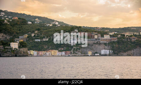 Vista panoramica della costa di Sorrento al tramonto, Campania, Italia Foto Stock