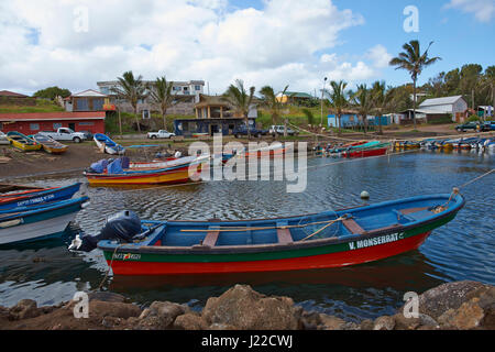 Barche da pesca in un piccolo porto di Hanga Roa, capitale dell'isola di pasqua, Cile. Foto Stock