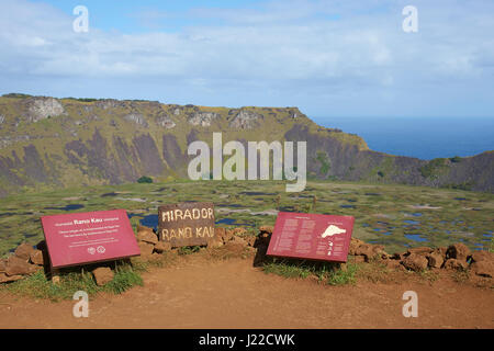 Segnali di informazione presso la caldera del vulcano estinto Rano Kau entro il Sito Patrimonio Mondiale dell'UNESCO del Parco Nazionale di Rapa Nui Isola di Pasqua. Foto Stock