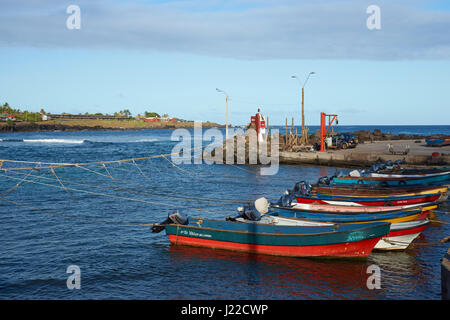 Barche da pesca in un piccolo porto di Hanga Roa, capitale dell'isola di pasqua, Cile. Foto Stock