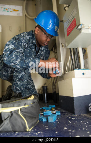 NEWPORT NEWS, Va. (27 marzo 2017) Il personale specialista di terza classe Papa Tandoh, da Aberdeen, Maryland, funziona su un cavo multiplo transito come parte di un team di cavo a bordo della Nimitz-class portaerei USS Abraham Lincoln (CVN 72). Abraham Lincoln è nelle fasi finali di un 4 anno di rifornimento e complessi e di revisione sarà consegnato torna alla flotta nei primi mesi del 2017. (U.S. Foto di Marina di Massa lo specialista di comunicazione di terza classe Aaron T. Kiser/rilasciato) Foto Stock