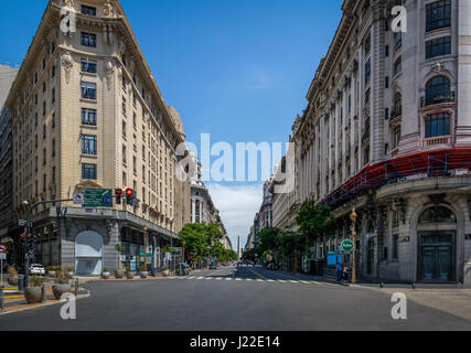 Centro di Buenos Aires Diagonal Norte Street con l'Obelisco come sfondo - Buenos Aires, Argentina Foto Stock