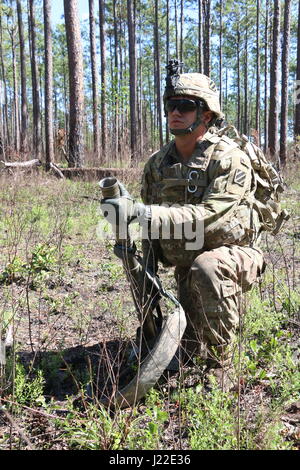 Pfc. Samuel Siefken, mortarman con la truppa di caos, 6° Stormo, 8° reggimento di cavalleria, seconda della brigata di fanteria combattere la squadra, terza divisione di fanteria, fornisce la sicurezza durante un allenamento situazionale esercizio Aprile 6, 2017 a Fort Stewart, Ga. Questo esercizio è stato parte della Mustang Focus, un squadrone annuale di esercizio che le misure organizzative e Soldier readiness.(STATI UNITI Esercito foto di Sgt. Robert Harris/ rilasciato) Foto Stock