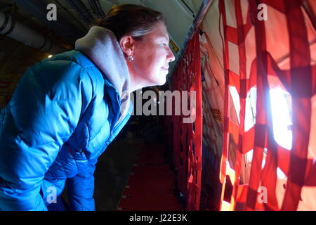 Elizabeth Anthony, membro di Tinker Air Force Base comandante onorario della classe 2017, guarda attraverso una finestra di fusoliera di un KC-135R Stratotanker del 507th Air Refuelling Wing, Air Force comando Reserve, durante una formazione locale volo Aprile 6, 2017 da Tinker Air Force Base in Oklahoma. Il comandante onorario è imparato circa il KC-135R Stratotanker la missione durante un rifornimento di aria la missione con F-16 Fighting falchi della 138th Fighter Wing, Oklahoma Air National Guard. (U.S. Air Force foto/Greg L. Davis) Foto Stock