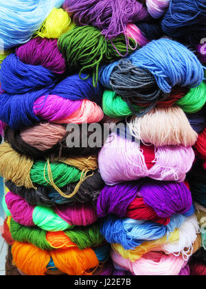 Tinte naturali Filati di lana nelle Ande peruviane a Cuzco Perù Foto Stock