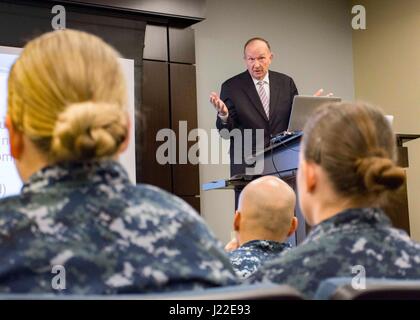 170407-N-AO823-009 PENSACOLA, Fla. (7 aprile 2017) - Pensionati Air Force Capt. Guy Gruters parla di marinai a Navy medicina funzionale centro di formazione (NMOTC) circa il suo tempo come prigioniero di guerra nel Vietnam. Gruters l' intervento è stato incentrato sulla leadership come parte di un NMOTC 365 CPO evento. (U.S. Foto di Marina di Massa lo specialista di comunicazione 2a classe Michael J. Lieberknecht/rilasciato) Foto Stock