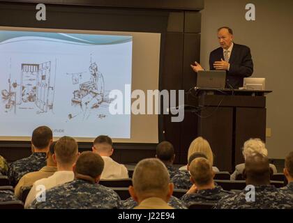 170407-N-AO823-021 PENSACOLA, Fla. (7 aprile 2017) - Pensionati Air Force Capt. Guy Gruters parla di marinai a Navy medicina funzionale centro di formazione (NMOTC) circa il suo tempo come prigioniero di guerra nel Vietnam. Gruters l' intervento è stato incentrato sulla leadership come parte di un NMOTC 365 CPO evento. (U.S. Foto di Marina di Massa lo specialista di comunicazione 2a classe Michael J. Lieberknecht/rilasciato) Foto Stock