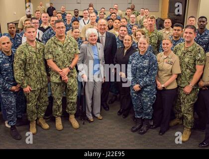 170407-N-AO823-045 PENSACOLA, Fla. (7 aprile 2017) - Pensionati Air Force Capt. Guy Gruters in posa per una foto con marinai a Navy medicina funzionale centro di formazione (NMOTC) dopo aver parlato circa il suo tempo come prigioniero di guerra nel Vietnam. Gruters l' intervento è stato incentrato sulla leadership come parte di un NMOTC 365 CPO evento. (U.S. Foto di Marina di Massa lo specialista di comunicazione 2a classe Michael J. Lieberknecht/rilasciato) Foto Stock