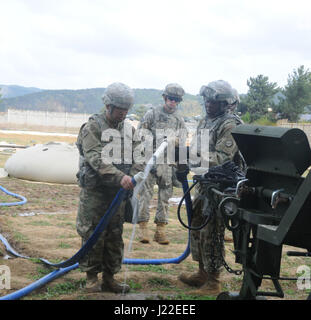 I soldati assegnati a 339Quartermaster Company disinfetta una tubazione durante il funzionamento Pacific raggiungere 2017 esercizio in Pohang, Repubblica di Corea, 11 aprile. Funzionamento Pacific Reach è un multi-dominio esercizio che le prove della logistica in-shore, le vie navigabili e Air Terminal punto di alimentazione capacità. Foto Stock