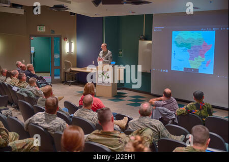 Ambasciatore David Gilmour, U.S. Ambasciatore a Togo, ha visitato con il Dakota del Nord i funzionari del governo sullo stato del partenariato. (N.D. La Guardia Nazionale foto dal sig. Jonathan Haugen) Foto Stock